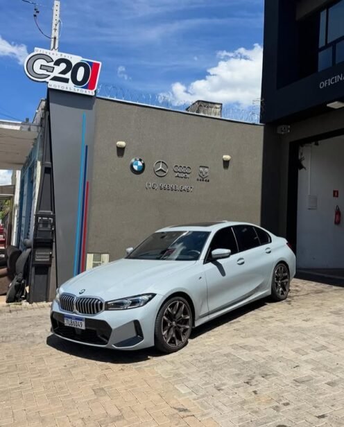 BMW cinza estacionado em frente à oficina G20 Motors Sports