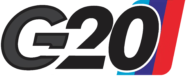 Logo G20 com faixas verticais azul, branca e vermelha
